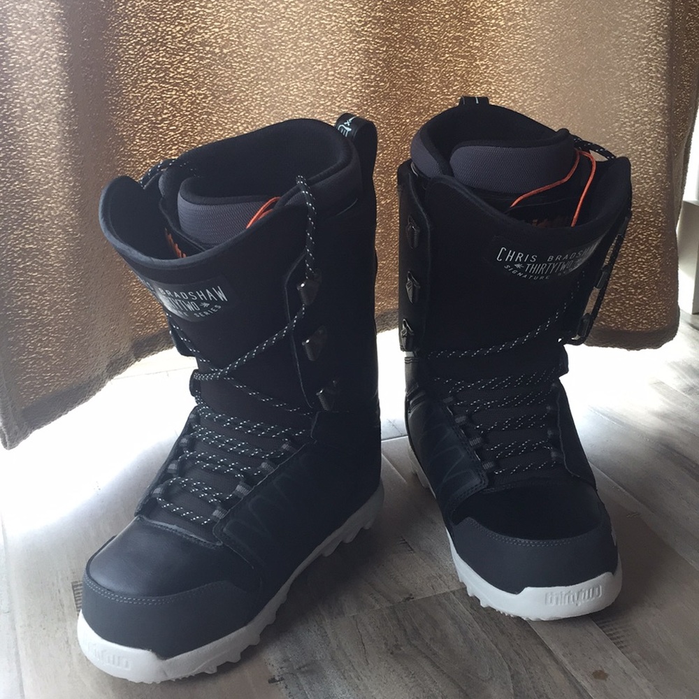 Thirty two snowboarding boots. Men’s 9